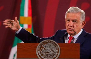 ‘Destapa’ AMLO a 42 aspirantes presidenciales del “bloque conservador”