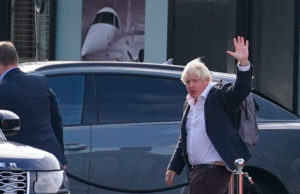 Regresa Boris Johnson a Reino Unido ante la posibilidad de que presente su candidatura para el liderazgo del Partido Conservador