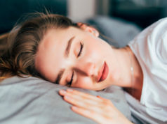 Las personas que duermen 5 horas o menos por noche enfrentan un mayor riesgo de problemas de salud a medida que envejecen, según un estudio