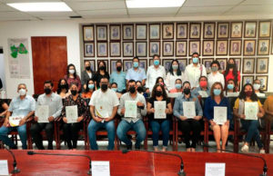 Funcionarias y funcionarios del Ayuntamiento de Tuxtla reciben constancias de capacitación por el ICATECH