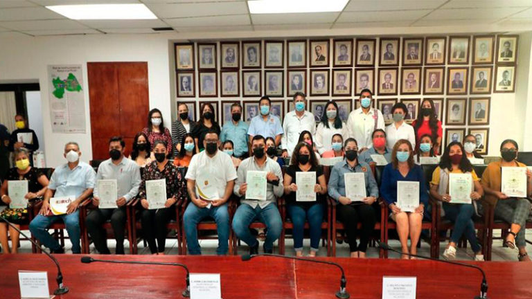 Funcionarias y funcionarios del Ayuntamiento de Tuxtla reciben constancias de capacitación por el ICATECH