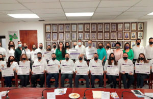 Entrega Carlos Morales placa de “Construyendo espacios seguros para mujeres” a Grupo Farrera