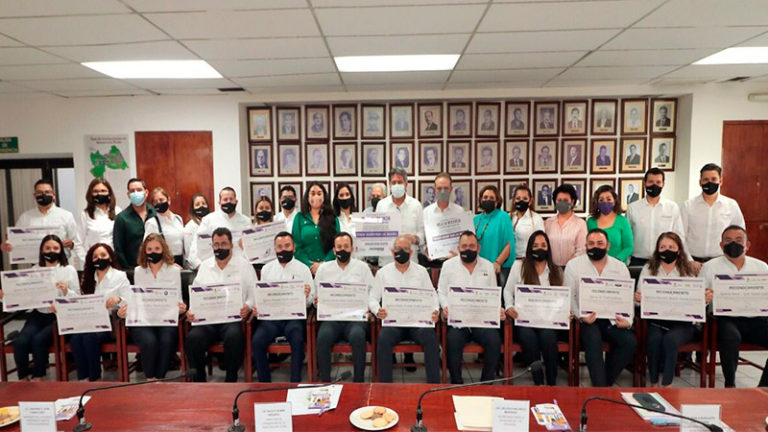 Entrega Carlos Morales placa de “Construyendo espacios seguros para mujeres” a Grupo Farrera