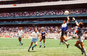 El balón de la “mano de Dios” de Maradona será subastado por cerca de 3 millones de euros