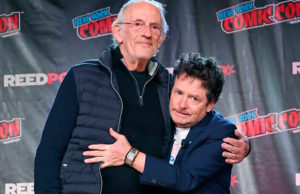 Conmueve reencuentro de Michael J. Fox y Christopher Lloyd de “Volver al futuro” en la Comic Con de NY