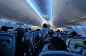 Protestan contra AMLO en pleno vuelo: “¡Estás destruyendo al país!” le gritan