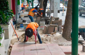 Renivelan adoquines en baquetas de la avenida Central en Tuxtla Gutiérrez