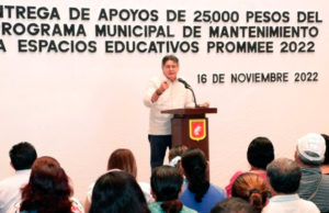 Entrega Carlos Morales apoyos económicos a escuelas de Tuxtla