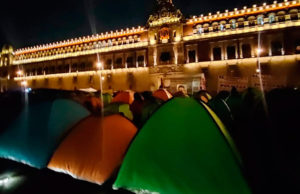 Maestros de la CNTE y CETEG pasan primera noche en Zócalo en espera de más movilizaciones