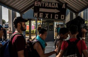 México niega permiso de tránsito a mil migrantes varados en Chiapas