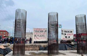 Normalistas agreden a trabajadores del obra del Doble Paso a Desnivel con bombas molotov
