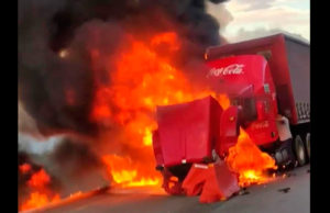 Tráiler se incendia al chocar contra vehículo compacto en Chiapas; deja dos lesionados