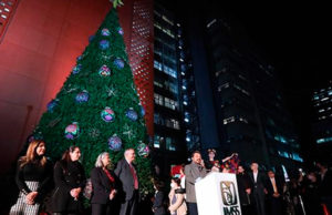 Encabeza Zoé Robledo el encendido del árbol de Navidad con toque chiapaneco en oficinas centrales del IMSS