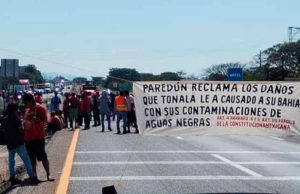 Pobladores realizan bloqueo en la carretera de la Costa de Chiapas