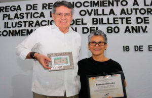 Entrega Carlos Morales reconocimiento a Lucy Ovilla por ilustración del billete de la Lotería Nacional