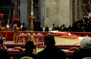 Abre la capilla ardiente de Benedicto XVI para que miles de fieles despidan al papa emérito en el Vaticano