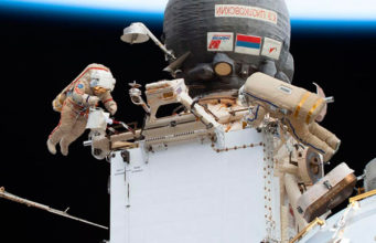 Rusia lanza una misión de rescate de su tripulación en la Estación Espacial Internacional tras impactar un meteorito