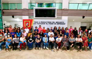 Entrega Carlos Morales pagos a productoras del Mercadito Las Tuxtlecas