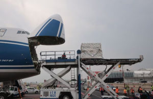 El Gobierno cierra por decreto el aeropuerto de la Ciudad de México a los vuelos de carga