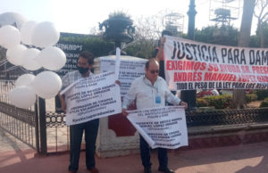 Familiares de Damián se manifiestan frente a la Catedral para exigir justicia por la muerte del menor