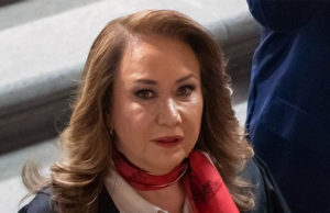 Abogado de Yasmín Esquivel entrega pruebas al Comité Universitario de Ética de la UNAM