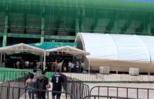 Habilitan módulos de atención a migrantes en explanada de estadio de Tapachula, Chiapas