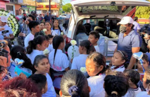 Sepultan a Perla y Daniel, hermanitos hallados muertos en carretera de Oaxaca