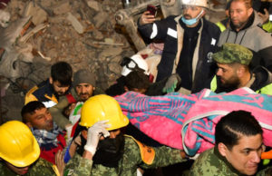 Equipo mexicano rescata a una persona con vida de los escombros de un edificio en Turquía