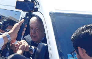 Migrantes gritan a AMLO a su llegada a Ciudad Juárez; “¡Qué salga, qué salga!”