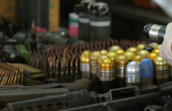 Detienen a dos estadounidenses en Ohio por intentar enviar 90 armas a un cártel en México