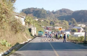 Continúa el bloqueo carretero en el tramo Ocosingo-San Cristóbal, levantan bloqueo en Altamirano