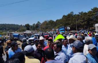 Continúa bloqueo carretero y manifestaciones en Teopisca