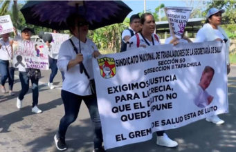 Marchan trabajadores de salud para pedir justicia por el feminicidio de la enfermera Lucrecia “N”.