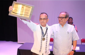Reconocen la trayectoria de Alberto Ballinas Solís, fundador de la Licenciatura en Odontología en la UNICACH