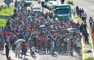 Caravana migrante llega a Villa de Comaltitlán en Chiapas; ha recorrido 58 kilómetros en 4 días