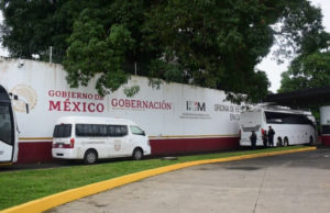 Despiden a dos agentes de INM en Chiapas por agredir a migrante