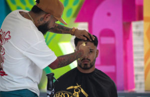 Obsequia el Instituto de la Juventud y del Emprendimiento cortes de cabello a jóvenes estudiantes de la capital chiapaneca