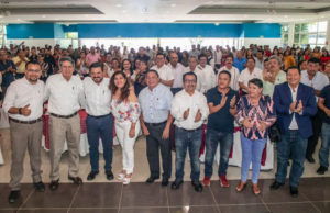 El presidente municipal de Tuxtla, Carlos Morales, celebra el Día del Maestro junto al director del IMSS Zoé Robledo
