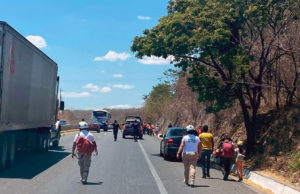 Rescatan a 22 migrantes que viajaban hacinados en Chiapas; detienen a presunto traficante de personas