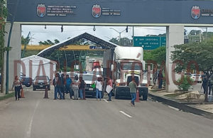 Bloquean los familiares de los 16 policías secuestrados el tramo Chiapa de Corzo – Tuxtla Gutiérrez