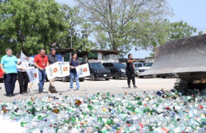 Encabeza Carlos Morales la destrucción de 25 mil botellas de licor para evitar su relleno con alcohol adulterado en el mercado informal