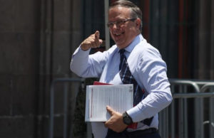 Marcelo Ebrard llega a Palacio Nacional para entregar su renuncia a AMLO como canciller