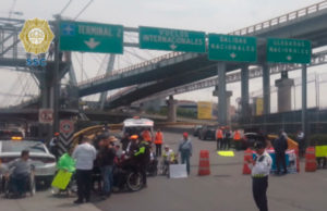 Manifestantes bloquean accesos viales a la Terminal 1 del AICM