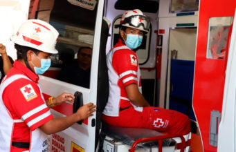 Carlos Morales Vázquez asiste al banderazo de salida de la nueva unidad de emergencia CHIS-258 de la Cruz Roja en Chiapas