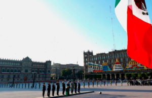 Izan la bandera del Zócalo a media asta en memoria de las víctimas de los sismos del 19 de septiembre de 1985 y 2017
