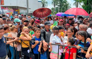 Saturan migrantes oficinas del INM en Tapachula