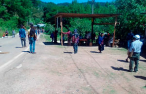 Pobladores de Mesbiljá, municipio de Oxchuc, cumplen 23 días bloqueo a carretera