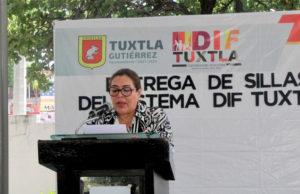 Entrega DIF Tuxtla, 62 sillas de ruedas a personas con discapacidad