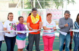 Carlos Morales celebra con la comunidad al cortar el listón de dos nuevos domos en Tuxtla Gutiérrez