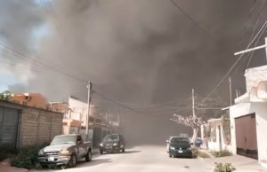 Voraz incendio consume varios vehículos en un corralón de Tuxtla Gutiérrez